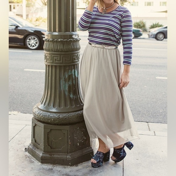 LULAROE Lynnae Gold/Gray Varied Width Striped Tee Shirt, Size Large, EUC. - Picture 9 of 9